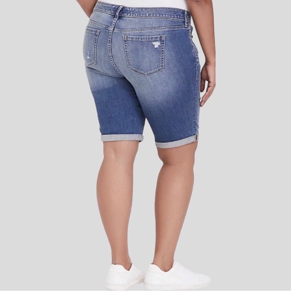 TORRID Boyfriend Bermuda Vintage Stretch - Medium Wash - Picture 2 of 11